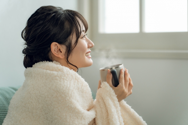 冷え改善のために、温かい飲み物を飲む女性