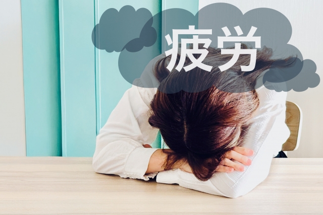 疲れている更年期の女性
