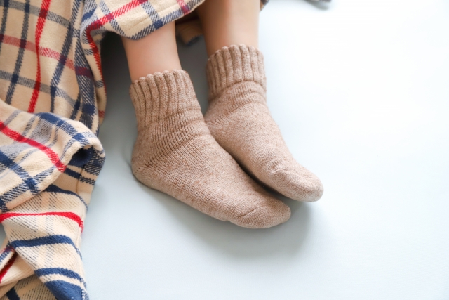 足の冷えを感じる女性