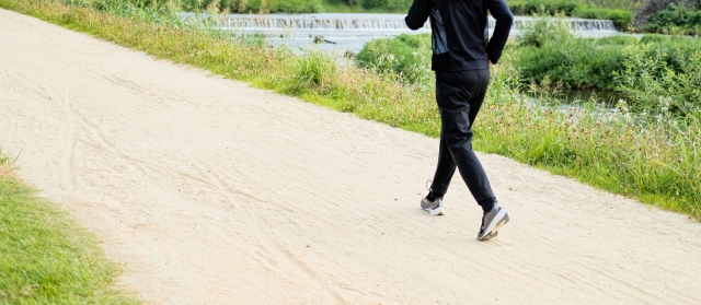 ウオーキングする女性