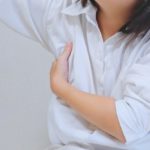 寒いのに汗をかくことに悩む女性
