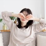 目がかゆくてかく女性