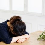 夕方、体が限界の女性