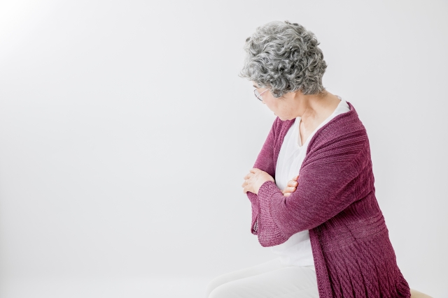 イライラする高齢女性