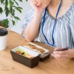 ランチする女性