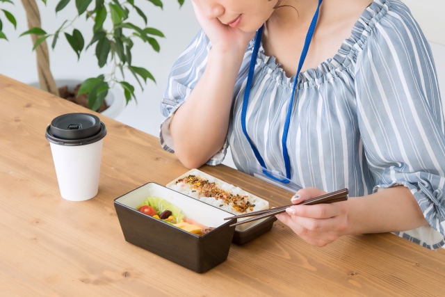 ランチする女性